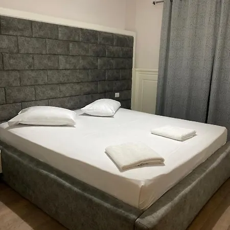 Apple Red Hotel Fier